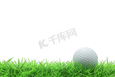 白底绿草上的孤立高尔夫球