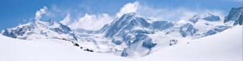 瑞士马特宏峰阿尔卑斯山地区蓝天雪山全景