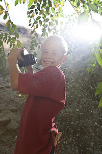 男孩(7-9岁)使用双筒望远镜