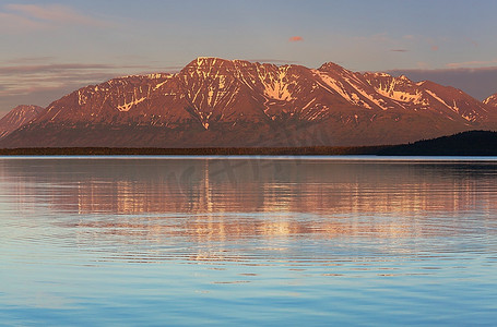 阿拉斯加苔原上的宁静湖