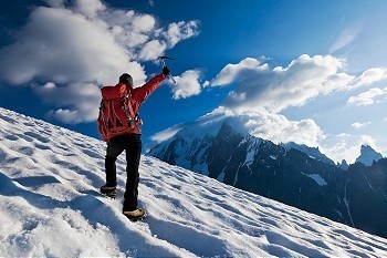 一名男性登山者在冰川上向上行走。勃朗峰，法国。