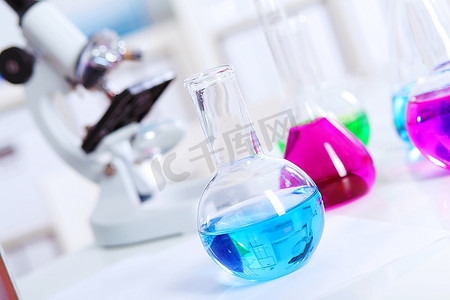 器皿摄影照片_化学实验室玻璃器皿，内含有色液体