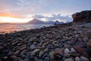 石凯摄影照片_苏格兰斯凯高地埃尔戈尔岛石滩美丽的日落