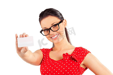 穿着红色连衣裙，戴着眼镜的快乐年轻女子，在白色背景下挂着商务卡片