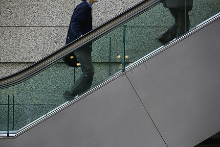 扶梯摄影照片_日本，东京，东京国际论坛，两名男子攀登扶梯，中段
