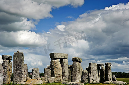 在英格兰，巨石阵与盛夏的日出和冬至的日落并列，以庆祝冬至。