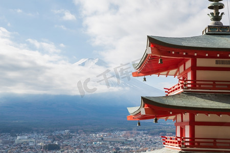 以富士山山水山城为背景的红塔