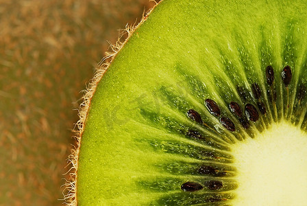 切片水果摄影照片_新鲜绿色猕猴桃切片，质地