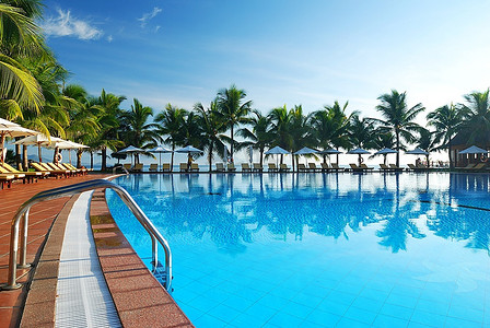 豪华酒店的热带游泳池