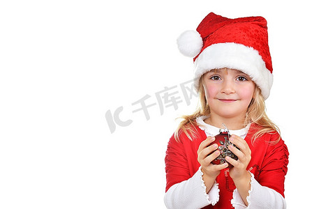 戴着圣诞帽的孩子手里拿着圣诞装饰品
