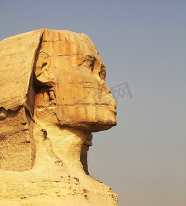 埃及人摄影照片_日落时的埃及狮身人面像和金字塔