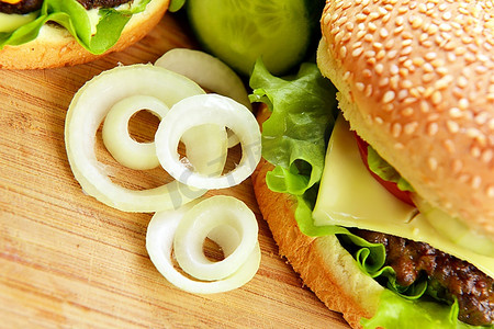 绿党摄影照片_美味可口的汉堡包在木制板