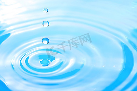 蓝色水花摄影照片_波纹液体中的水滴特写镜头