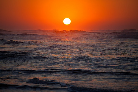 冲浪海上摄影照片_海上落日