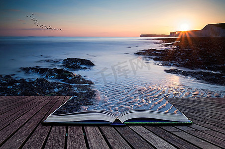 书中创意概念页日落时岩石海滩的风景形象与长时间曝光运动模糊的大海