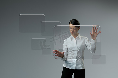 未来科技触摸屏界面。女孩触摸透明屏幕界面。商务女士按下虚拟复制空间按钮。