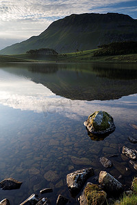 斯沃多尼亚国家公园平静的Cregennen湖在美丽的晨光下映照着乡村风景和山脉