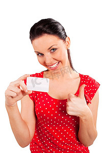 在白色背景下穿着红色连衣裙和商务卡片的快乐积极的年轻女子的肖像