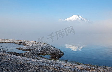 山中湖上雾气缭绕的富士山倒影