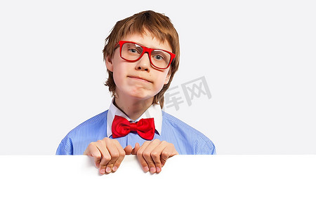 小学生海报摄影照片_戴红眼镜的小学生手持白色方块