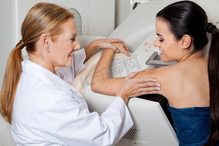 医生协助病人期间乳腺放射成像