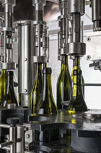 意大利，西西里岛，葡萄酒瓶装满了酒由某葡萄酒厂工业机器