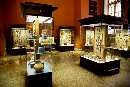 古代儿童摄影照片_博物馆陈列在玻璃柜中的古代文物的