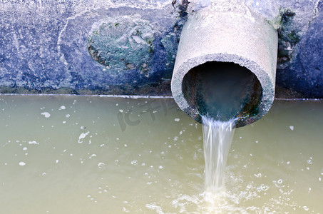 流动的液体摄影照片_废物管或排水污染环境