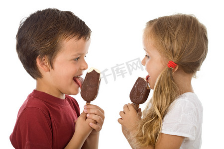 孩子们在吃冰淇淋