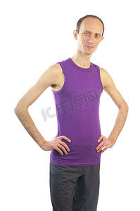 瘦高个子的紫色 t 恤