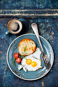 传统早餐鸡蛋与咖啡