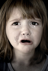 落水的姑娘摄影照片_含着泪水哭的小女孩