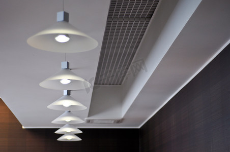 创意吊灯摄影照片_栏中天花板上的几个现代吊灯