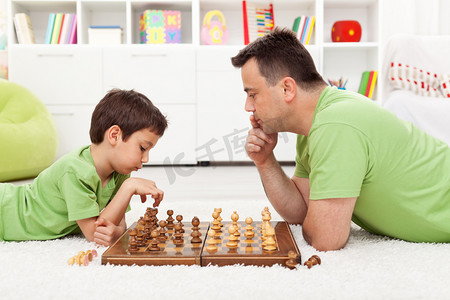 和爸爸下棋