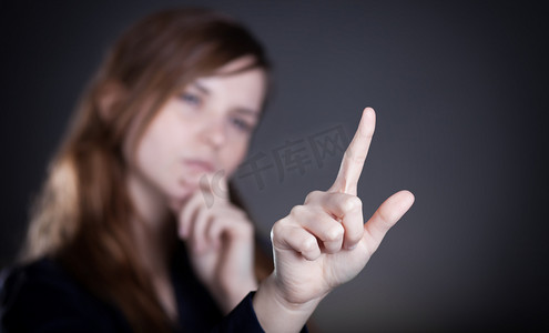 user摄影照片_女人的手里，一根手指，手指着什么