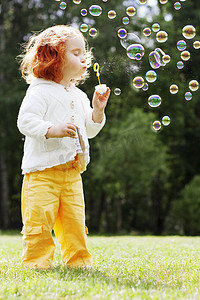 女孩放在公园里的气泡