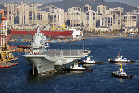 中国首艘国产航空母舰001a 号于2018年11月6日在中国东北辽宁省大连市完成第三次海上试验后, 抵达大连造船业有限公司造船厂.