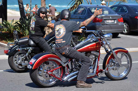 男子骑 Harley Davidson 摩托车在城市街道