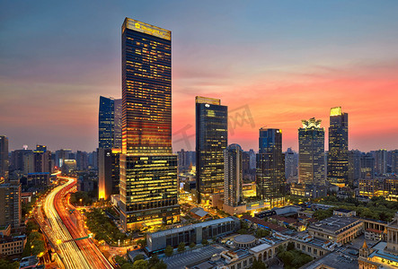 2014年5月7日，中国上海市中心雅安路高架公路夜景，毗邻静安香格里拉大酒店，最高的，以及其他高层建筑.