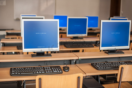 张行计算机教室或其他教育机构中的照片