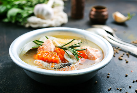 鲑鱼和青菜鲜鱼汤