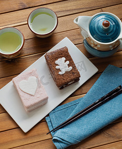 巧克力馒头摄影照片_ 韩国菜巧克力米糕、草莓米糕和绿茶