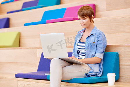 laptop摄影照片_woman working on laptop in open interior