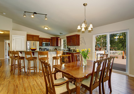 完美建筑摄影照片_硬木地板和不错的餐桌椅子 s 完美餐厅