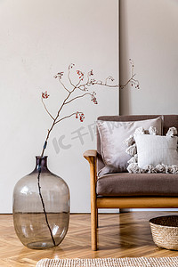 装修模板摄影照片_带有时髦沙发和花瓶的现代公寓内部