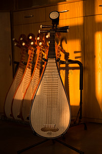 皮帕，一种由中国工匠李兆麟制作的四弦中国乐器，于2018年3月14日在中国东部江苏省苏州市的工作室展出。