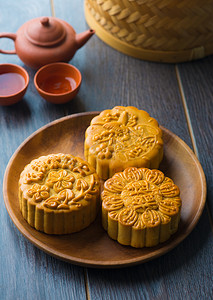 中秋节赏月吃月饼摄影照片_中国的月饼年年秋天的节日食品。中国一词