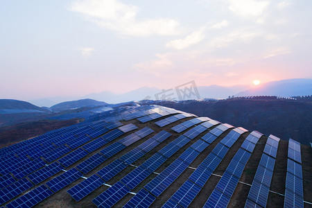 --片--2017年4月15日, 在中国西南云南省丽江市永胜县熊猫绿色集团光伏发电厂安装太阳能电池板