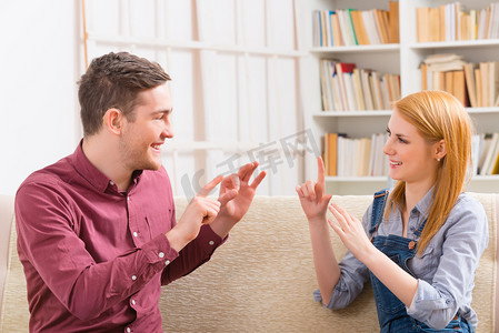 与他的女朋友使用手语聋人