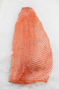 在冰上新鲜籽三文鱼鱼片
